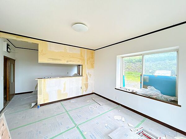 【リフォーム中】13帖のリビングです。対面キッチンで南面に面しているため日中も明るい良いお部屋ですね。クロス交換を行います。