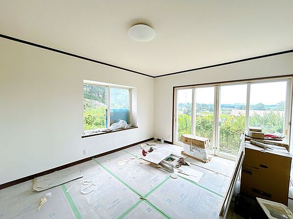 【リフォーム中】13帖のリビング別角度からの写真です。クロス交換を行います。