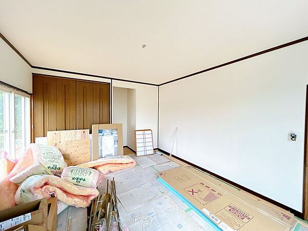 【リフォーム中】西側10帖洋室の写真です。南面に窓があり日当たりも十分です。