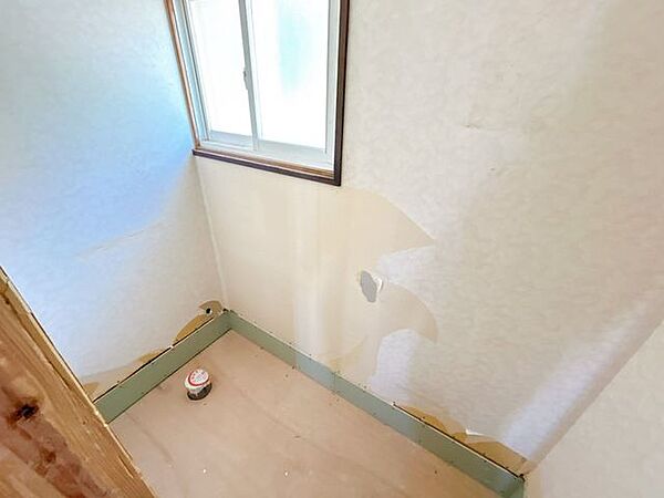 【リフォーム中】現在のトイレの写真です。新品のトイレに交換します。