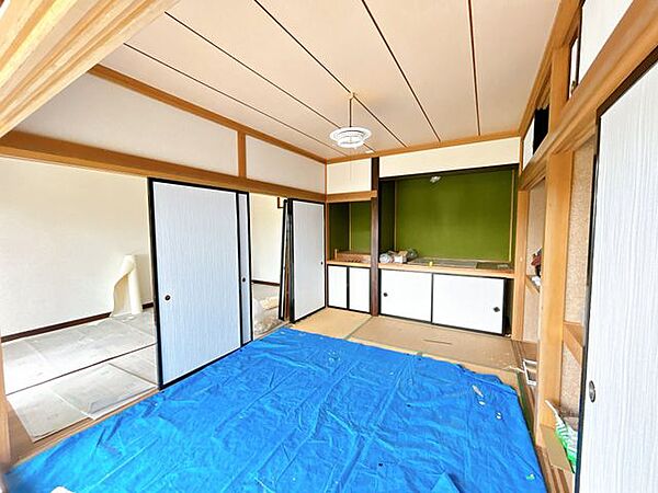 【リフォーム中】6帖和室の写真です。押入れの収納も十分で急な来客があっても応接室としてや宿泊部屋としてご使用できます。