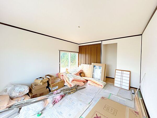 【リフォーム中】西側10帖洋室の別角度からの写真です。クローゼット収納も十分で沢山の衣服をしまうことができます。