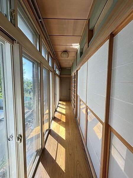 【リフォーム中】南側の縁側兼廊下です。暖かい日の光が入り込む素敵な空間です。