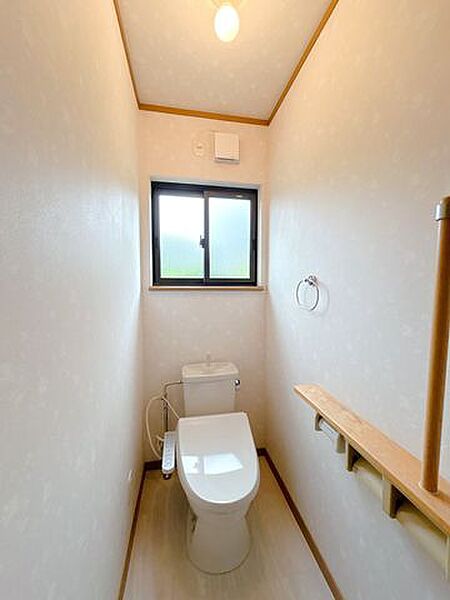 トイレは簡易水栓タイプの新品に交換しました。