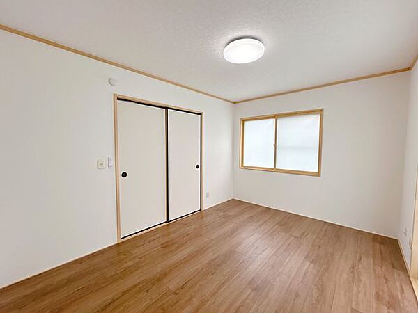 1階洋室です。畳からフローリングのお部屋に工事を行いました。