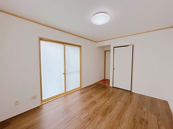 1階洋室を別アングルから撮影しました。壁紙の張替も行いました。
