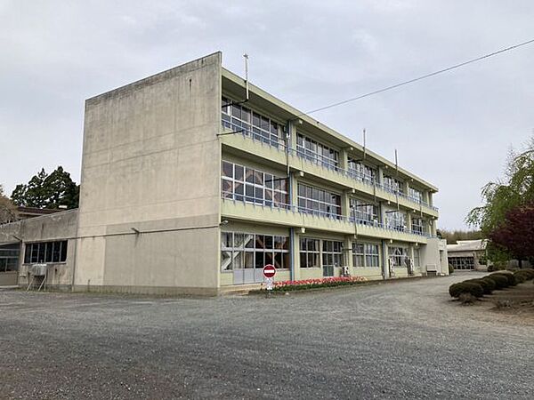 花巻市立矢沢小学校まで約7.6km。 7750m