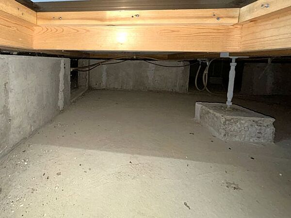 中古住宅の3大リスクである、雨漏り、主要構造部分の欠陥や腐食、給排水管の漏水や故障を2年間保証します。その前提で床下まで確認のうえでリフォームし、シロアリの被害調査と防除工事も行います。