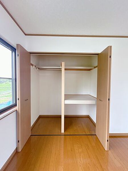 2階6帖洋室の収納です。
