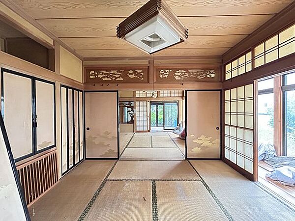 【現況】1階西側8帖の和室を西側から撮影しました。