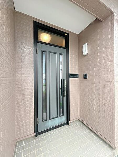 玄関は鍵交換を行いました。購入後にご自身で交換する手間が省けますね。