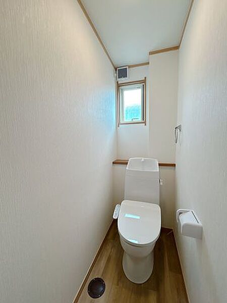 トイレは温水洗浄機能付きに新品交換しました。キズや汚れが付きにくい加工が施してあるのでお手入れが簡単です。直接肌に触れるトイレは新品が嬉しいですよね
