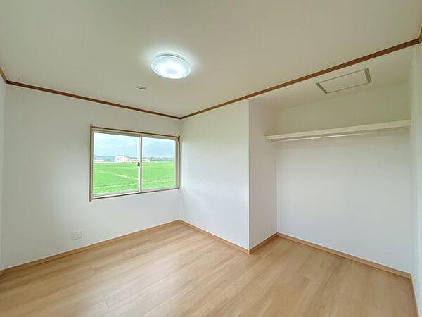 2階6帖洋室の別アングル写真です。クロスを張替を行いました。