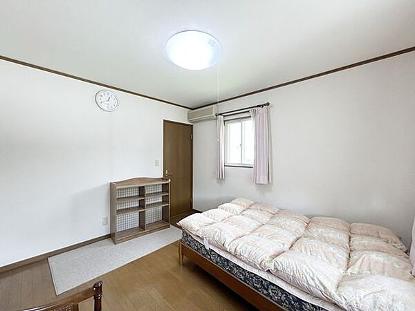 【リフォーム予定】2階北東側約7帖洋室です。クロスの張替を行います。家財は撤去予定です。