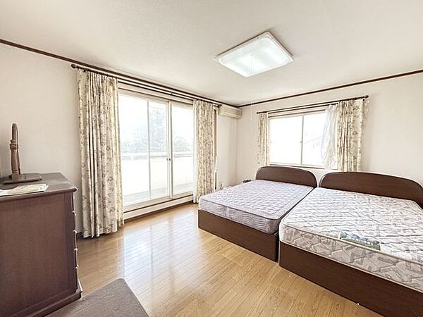 【リフォーム予定】2階南西側約10帖洋室です。クロスの張替を行います。家財は撤去予定です。
