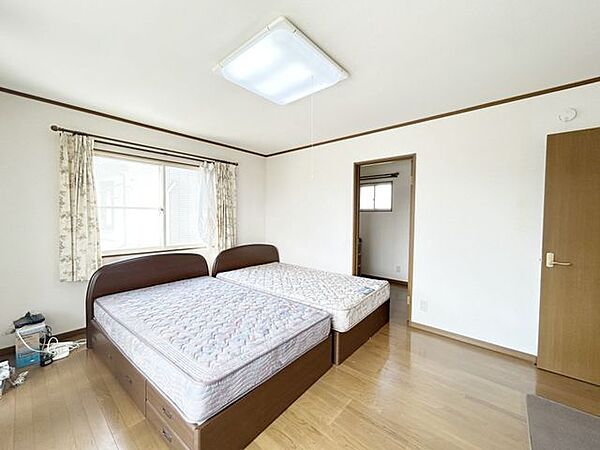 【リフォーム予定】2階南西側約10帖洋室を別アングルで撮影しました。家財は撤去予定です。