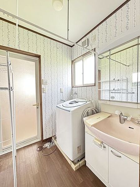 【リフォーム予定】洗面の写真です。クロスの張替を行い、洗面台は新しいものに交換予定です。家財は撤去予定です。
