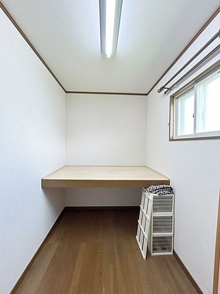 【リフォーム予定】2階南西側約10帖洋室の納戸のを別アングルで撮影しました。
