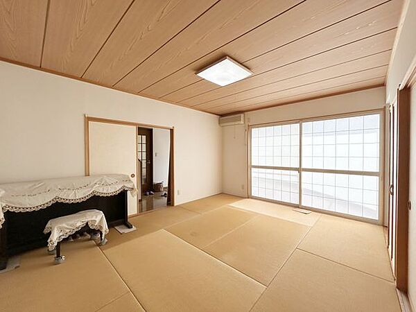 【リフォーム予定】1階和室を別アングルで撮影しました。家財は撤去予定です。