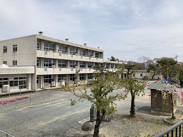 花巻市立桜台小学校まで約1.7kmです。徒歩で約21分かかります。 1660m
