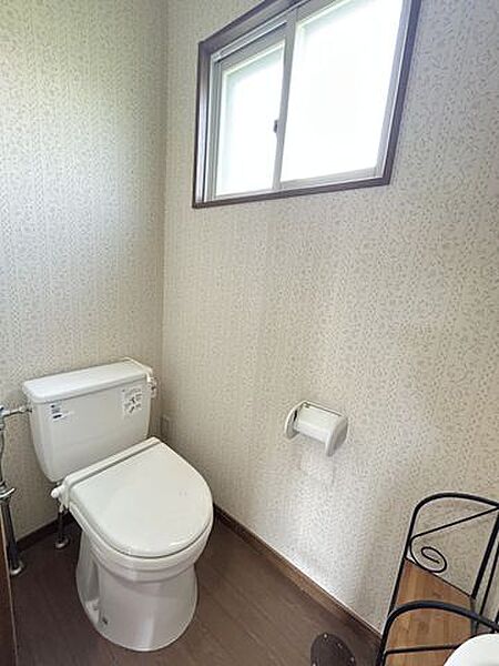 【リフォーム予定】1階トイレです。クロスの張替を行い新品に交換予定です。家財は撤去予定です。