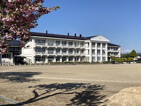 花巻市立花巻北中学校まで約2km。 2000m