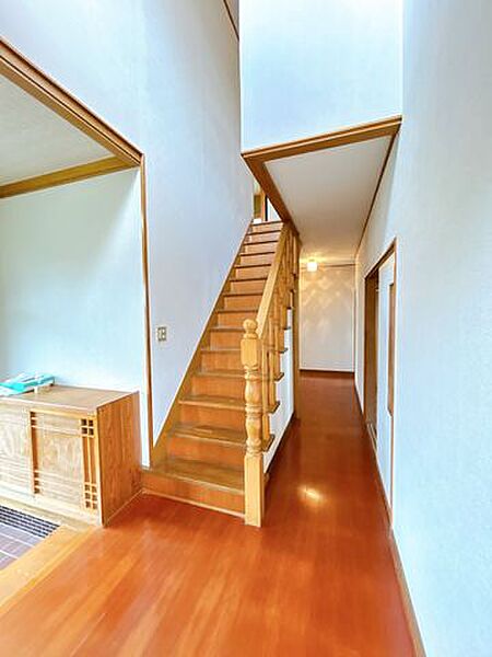 【現況販売】階段です。吹き抜けになっていて解放感があります。