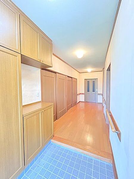 【リフォーム中】1階廊下です。壁紙の張替を行います。