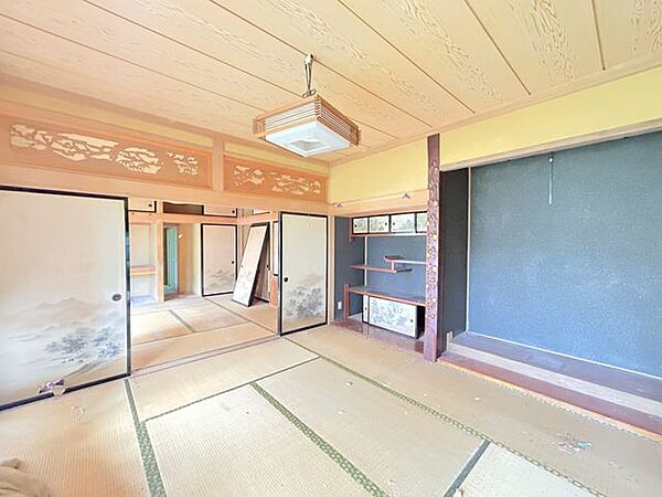 【リフォーム中】1階東側約8畳和室です。畳は表替えを行います。照明はLEDの新品に交換します。