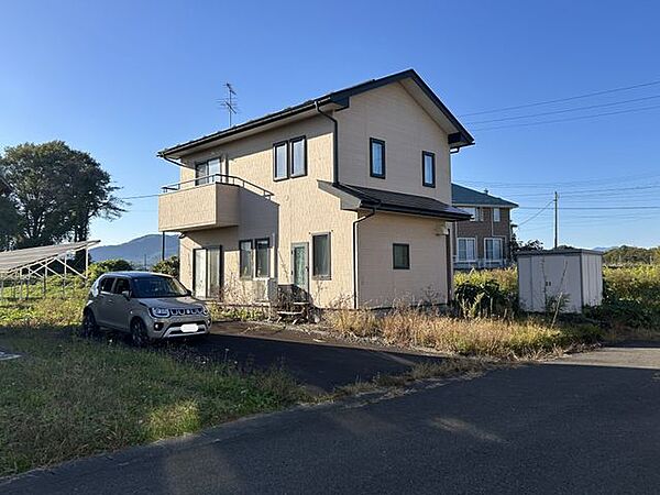 外観写真です。駐車場は4台ほど駐車が可能です。