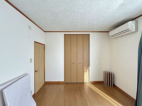 【現況販売】2階西側洋室を撮影しました。
