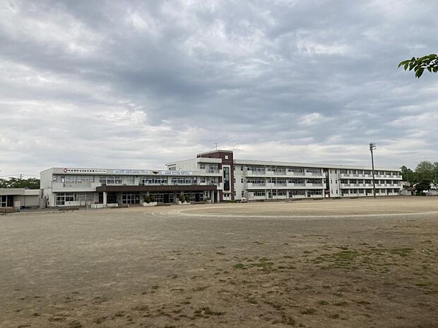 【中学校】黒沢尻北小学校まで約2400ｍ。元気に歩いて、毎日の通学で足腰を鍛えることが出来ますね。