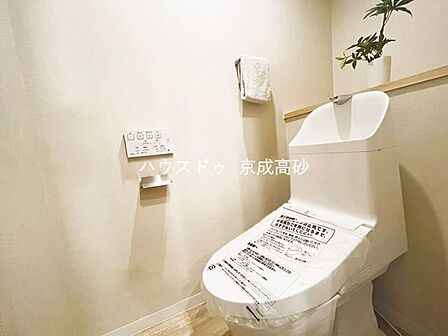 洗浄付き便座が魅力的なトイレです♪毎日使用する場所だからこそ、いつも清潔な空間であって頂けるよう配慮しました。窓で換気はばっちり、デザインもシンプルで清潔感が漂います。