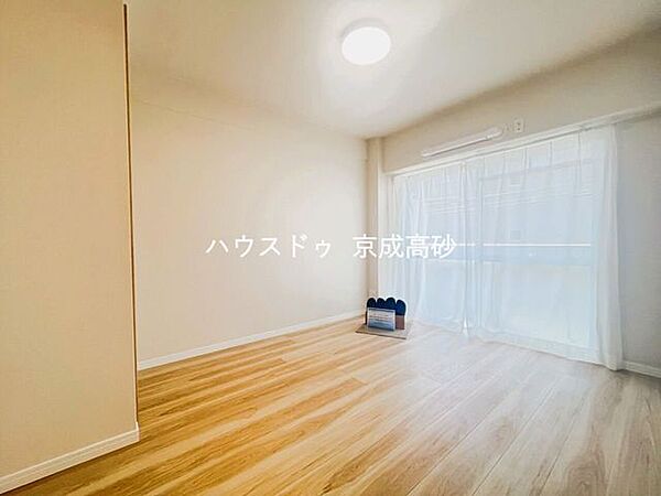 大きな窓からは快適な光を取り入れ、通気性能を上げる事で居心地の良い空間を演出してくれます。
