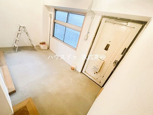 玄関には土間収納もあり、ベビーカーや濡れもの、アウトドア用品の収納にもご利用できますね。