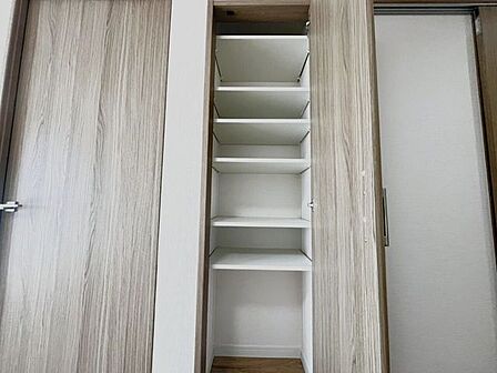 適材適所の収納付きです。