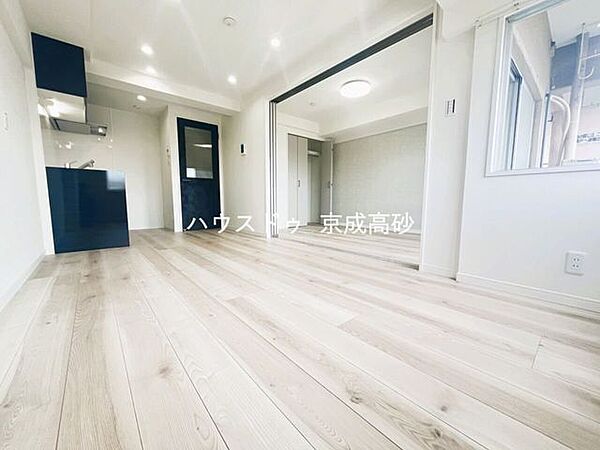 広々としたLDKは、家具のレイアウトも自由自在なので、ご家族の理想のスペースが作り上げられます。素敵なインテリアに囲まれた、自分好みの空間を。