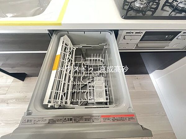 家事の時短に効果大の食洗器付き。高温でパワフルに洗い、温風乾燥します。手洗いよりも節水・節約が可能です。一度使うと手放せないですよ！