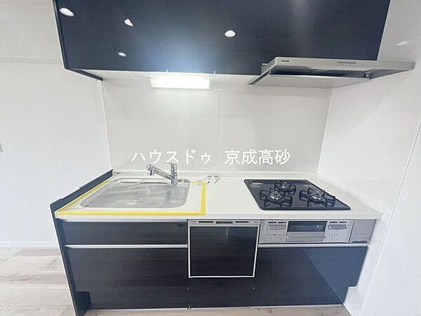 壁付け式で収納スペースを確保でき、作業スペースが広く、複数人でお料理が楽しめますね。