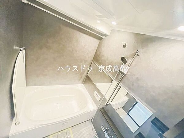 広い浴槽で足を伸ばせば1日の疲れも癒されます。落ち着いた雰囲気で、毎日のバスタイムが楽しみになりそうです。