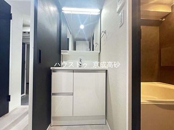 十分な大きさの洗面台は収納もさる事ながら、身だしなみチェックや歯磨きなど、朝の慌ただしい時間でもゆとりあるスペースで余裕を感じていただけます。