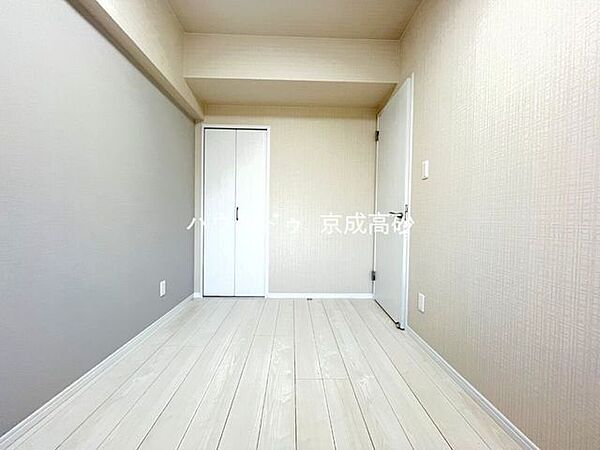 広々とした寝室。大き目のベッドも配置が可能です。部屋の一部にはアクセントクロスを採用しました。