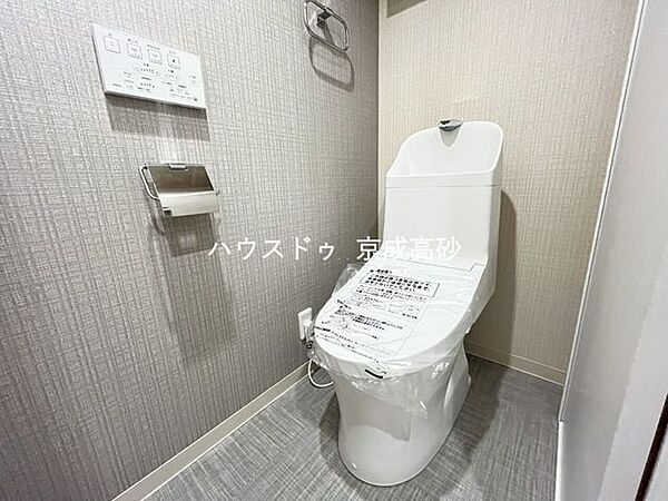 お掃除しやすい素材と機能にこだわったトイレはいつまでもキレイが続きます。少ない水量で洗浄できる、環境にもお財布にもやさしいエコなトイレです。
