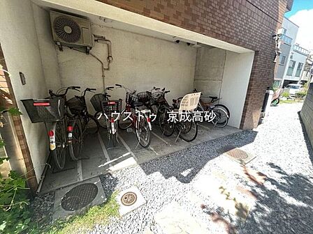 きちんと整備された駐輪場。住む方の心遣いが感じられます。空き状況は、お気軽にお問合せください。