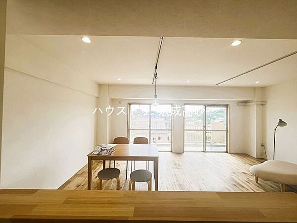 人気の対面式キッチンです！お子様から目を離さずにお料理ができることが最大の利点。お料理中も家族とのコミュニケーションは大切にしたいものですよね♪