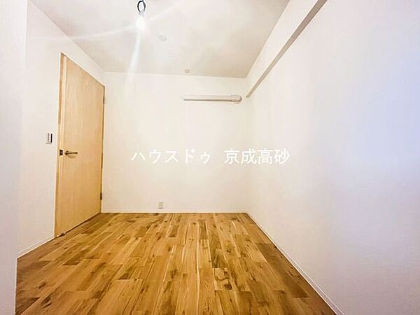 お子様の成長と共に「住まい方」も変化していきます。居室にはクローゼットを完備し、自由度の高い家具の配置が叶うシンプルな空間です。
