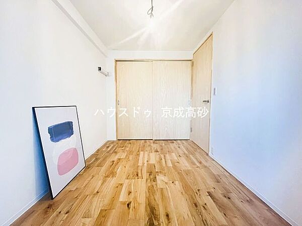 お子様の成長と共に「住まい方」も変化していきます。居室にはクローゼットを完備し、自由度の高い家具の配置が叶うシンプルな空間です。