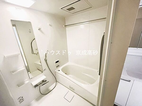 広い浴槽で足を伸ばせば1日の疲れも癒されます。落ち着いた雰囲気で、毎日のバスタイムが楽しみになりそうです。