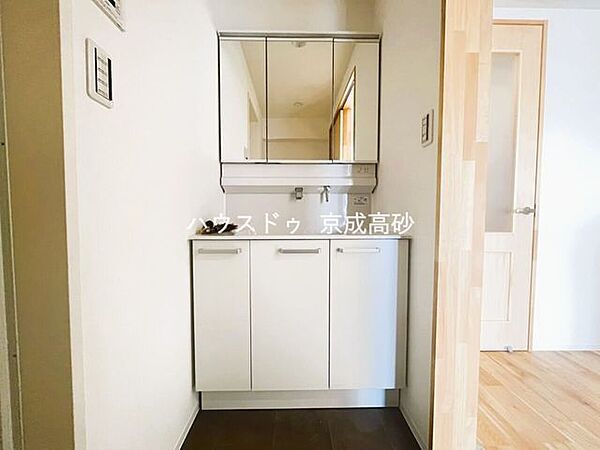 十分な大きさの洗面台は収納もさる事ながら、身だしなみチェックや歯磨きなど、朝の慌ただしい時間でもゆとりあるスペースで余裕を感じていただけます。