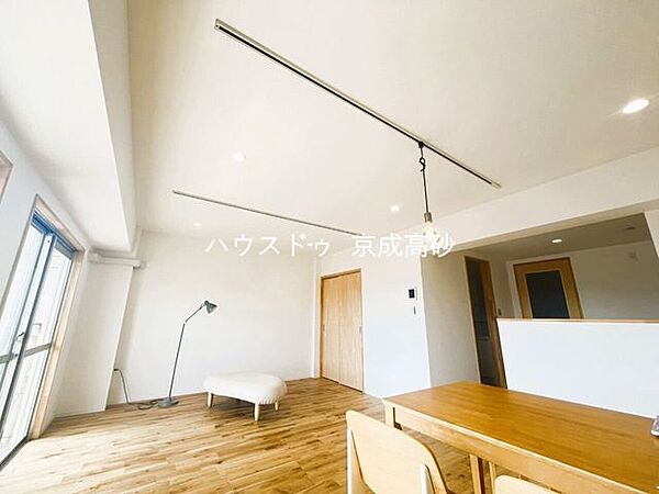清潔感の溢れるクロスが明るい空間を創り出しているダイニング。ここで楽しむ家族の時間が絆をより深めてくれそうです。集いの場、憩いの場としての快適性を求めたやすらぎの空間です。